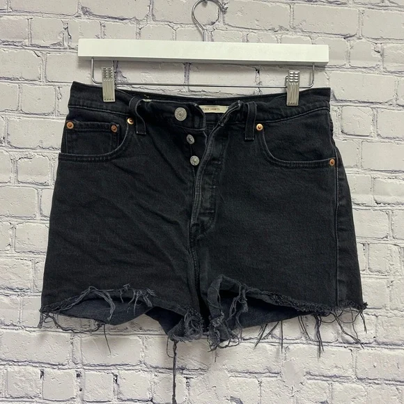 Women's Levi Ribcage Black Denim Shorts Waist Size 29 - Picture 1 of 7